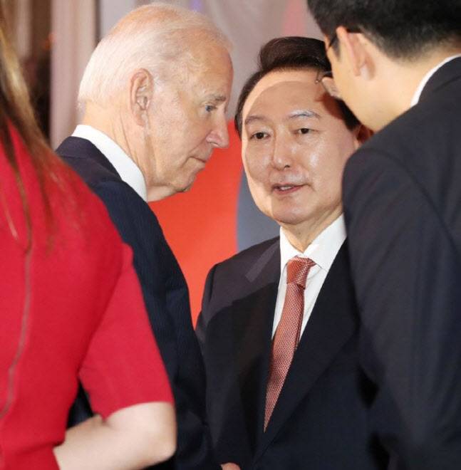 윤석열 대통령과 조 바이든 미국 대통령이 21일(현지시간) 미국 뉴욕 한 빌딩에서 열린 글로벌펀드 제7차 재정공약회의를 마친 뒤 대화를 나누고 있다.(사진=연합뉴스)
