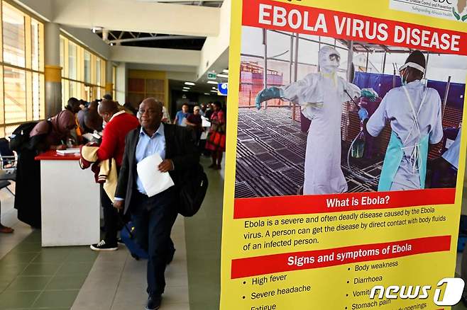 지난 2019년 우간다 에볼라 유행 당시 국경을 접한 케냐는 국제공항 내 검진소를 마련했다. 2019. 6. 17. ⓒ AFP=뉴스1 ⓒ News1 최서윤 기자