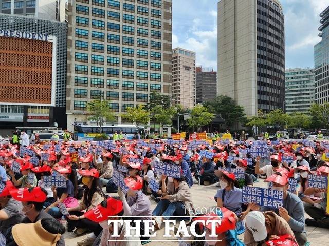 화정아이파크 입주예정자 협의회와 비상대책위원회가 22일 오후 1시 서울시청 앞 광장에서 집회를 열고있다. /최지혜 기자
