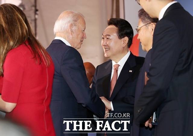 윤석열 대통령이 21일(현지시간) 뉴욕의 한 빌딩에서 열린 글로벌펀드 제7차 재정공약회의를 마친 후 조 바이든 미국 대통령과 대화하고 있다. /뉴시스