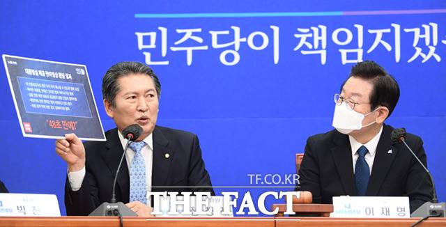 정청래 더불어민주당 최고위원(왼쪽)이 23일 오전 서울 여의도 국회에서 열린 최고위원회의에서 윤석열 대통령과 조 바이든 미국 대통령의 48초 환담 관련해 발언하고 있다.