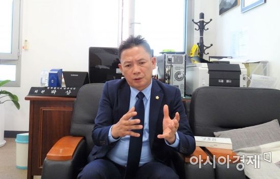 박상길 광주광역시 남구의회 의원이 지역 내 치매 환자의 효율적 지원을 위해 정기 실태조사 등을 실시해야 한다고 설명하고 있다.