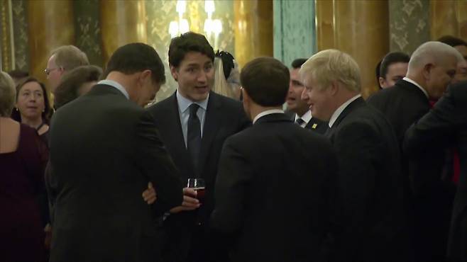 쥐스탱 트뤼도 캐나다 총리가 2019년 영국에서 열린 NATO 정상회의 리셉션에서, 영국과 프랑스, 네덜란드 정상과 술을 마시며 도널드 트럼프 미 대통령을 험담하는 듯한 장면과 발언이 방송 카메라에 고스란히 담겼다. /CNN