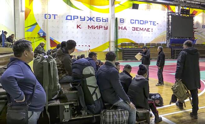 23일(현지 시각) 러시아 극동 야쿠츠크의 실내 체육관에 마련된 소집센터에 동부군구 부대로 파견될 징집대상자들이 모여 있다. / AP연합뉴스