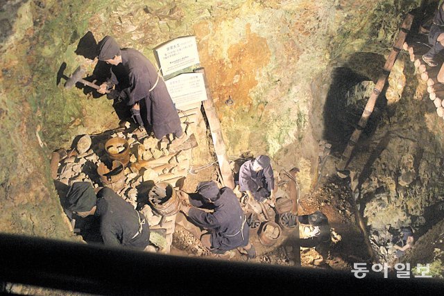 일본 니가타현 사도광산 내 갱도에 밀랍 인형으로 재현된 에도시대 광부들의 채굴 장면. 동아일보DB