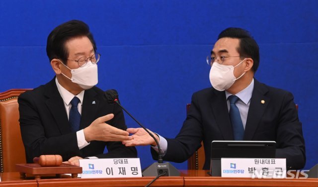 더불어민주당 이재명 대표(왼쪽)와 박홍근 원내대표가 23일 오전 서울 여의도 국회에서 열린 최고위원회의에서 발언 순서를 양보하고 있다. 사진공동취재단