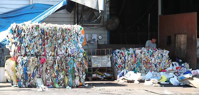 경기도 화성시에 위치한 재활용품 업체에서 폐플라스틱을 수거하고 있다. 화성/강창광 선임기자 chang@hani.co.kr