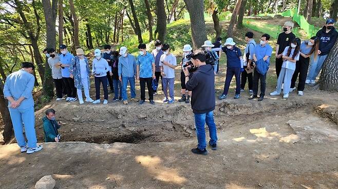 지난 21일 독산성 시굴조사 현장에서 토성 흔적에 대해 설명하고 있다. 오산시 제공
