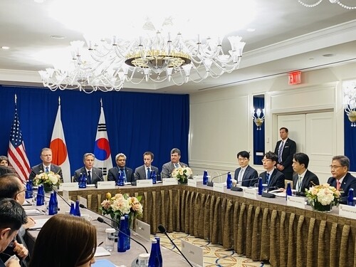 한국과 미국, 일본의 외교장관이 22일(현지시간) 미국 뉴욕에서 만나 회담을 하고 있다. 사진공동취재단