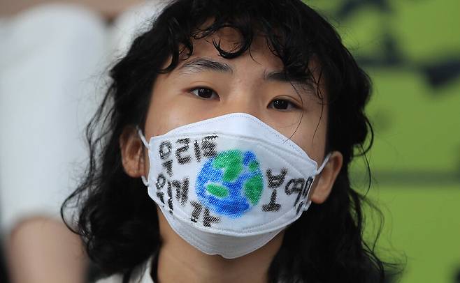 제주 표선고 강민경 학생이 23일 낮 서울 용산역 광장에서 열린 ‘9.23글로벌 기후파업’에서 ‘우리도 위기가 보여’라고 적힌 마스크를 쓰고 있다. 박종식 기자 anaki@hani.co.kr