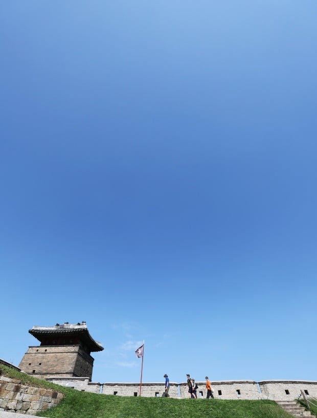 파란 가을 하늘 수원 세계문화유산 화성 찾은 시민들 / 사진=연합뉴스