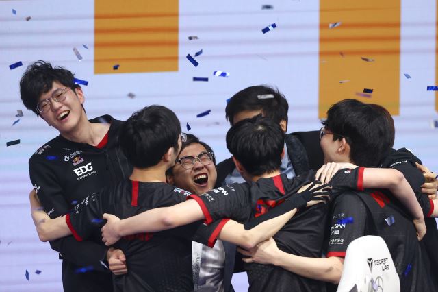 지난해 LoL 월드 챔피언십(롤드컵)에서 우승을 달성한 직후 기뻐하는 중국 에드워드 게이밍 선수들. 라이엇 게임즈 제공