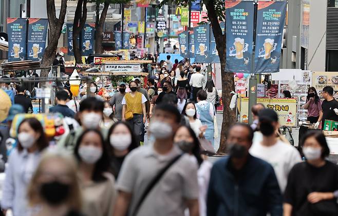 지난 20일 오후 서울 명동거리에서 마스크를 쓴 시민 및 관광객들이 걸어가고 있다. [사진 출처 = 연합뉴스]