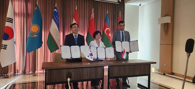 좌로부터 전만경 공간정보산업진흥원 원장. 김혜원 국토지리정보원 기획정책과 과장, 잘로로브 후쉬누드 타지키스탄 항공측지기관 부사장. /사진제공=국토부