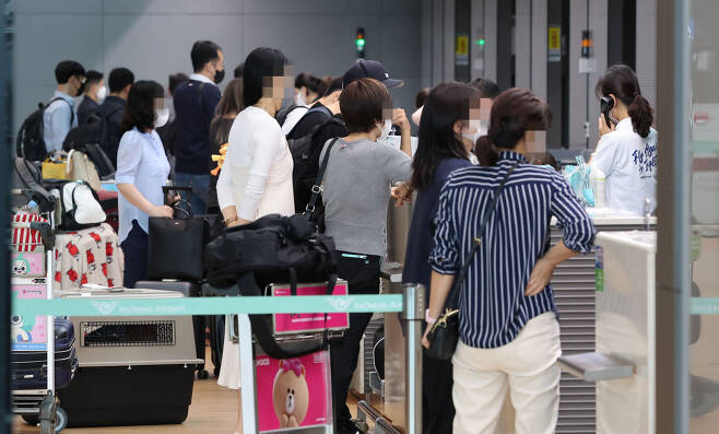 지난 14일 인천국제공항 2터미널 출국장에서 여행객들이 탑승 수속을 위해 기다리고 있다. [연합]