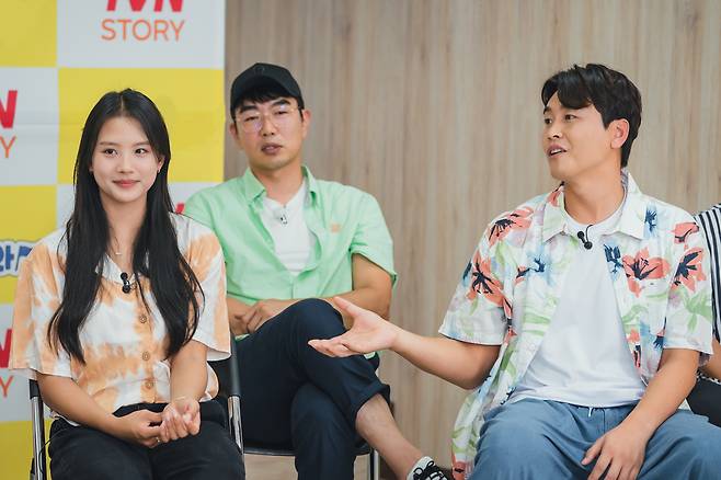 Footballer Lee Dong-gook has revealed the story of his daughter Lee Jae-si and Missunderstood as Newlyweds.Lee Dong-gook attended the TVN STORY and tvN new entertainment program Now come with me production presentation which was broadcasted online on September 23rd with his daughter Lee Jae-si.Now come with me is a graceful pay-off Travel reality program in which two-year-old stars who have grown up without knowing plan a Travel for Fathers.Lee Dong-gook Lee Jae-shi, who recently appeared on KBS 2TV entertainment Superman Returns, will show memories accumulated in Hawaii through Now come with me.When was Lee Dong-gooks moment when she realized the growth of her daughter, Jash?Lee Dong-gook replied, I had to take care of everything, but I think it was a lot bigger when I saw it all alone.Lee Dong-gook notes: Now I take my own but point out about Fathers clothes, Father, will you wear that?Ive never worn a hip dress like today. Jash picked it. Father said he couldnt wear it, so hes wearing it.When I went to Hawaii this time, I was together in the (Airport) migration, and I asked if Honeymoon (New Marriage Travel) came.When I got married, she asked if I had married her. She started not talking to Father after she told me that she was with Honeymoon.Lee Jae-si also laughed at the bewildering Hawaii Travel episode.Now come with me will be broadcasted at 9 pm on the day.