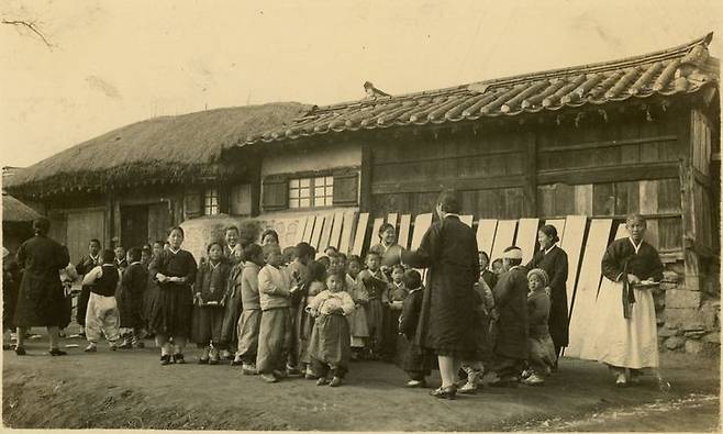 [안산=뉴시스] 최용신으로 추정되는 여성이 1930년대 샘골에서 아이들을 인솔하고 있다(뒷모습). 한국YWCA연합회 제공 *재판매 및 DB 금지