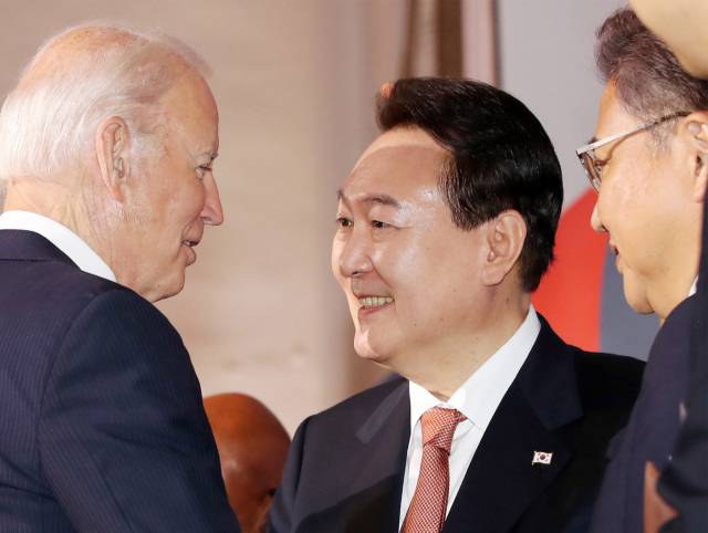 ▲윤석열 대통령과 조 바이든 미국 대통령이 21일(현지시간) 미국 뉴욕 한 빌딩에서 열린 글로벌펀드 제7차 재정공약회의를 마친 뒤 대화를 나누고 있다. ⓒ연합뉴스
