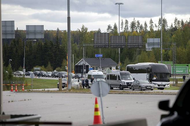 22일(현지시간) 핀란드 동남부 라페란타의 국경검문소에 러시아에서 들어오는 차량이 줄지어 있다. 동원령을 피하려는 출국자가 늘어났기 때문으로 보인다.   레티쿠바 제공.