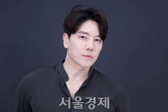 가수 디셈버 DK가 서울경제스타 인터뷰에 앞서 포즈를 취하고 있다. / 사진=김규빈 인턴기자