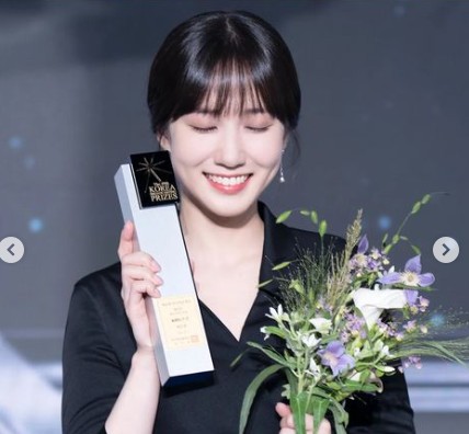 Park Eun-bin said, In fact, even if I have been awarded the awards, I have a mission to do a good job tomorrow, so I can not enjoy the joy ... I just thought that it was like taking a Period every day until yesterday.It was not a period, but a word that did not end. I loved this Kings Action, which has all the meanings and all the meanings of it, but it is important to me, so I loved it so much that I had to remember it well in me even if it was over, and I was so happy to have a great prize over time.Park Eun-bin said, I was glad to be able to greet the Kings Affaction to our fans and fans around the world.Thank you, everyone. Meanwhile, Park Eun-bin is loved by KBS2 The Kings Affaction and ENA Wooyoung Woo through outstanding performances.