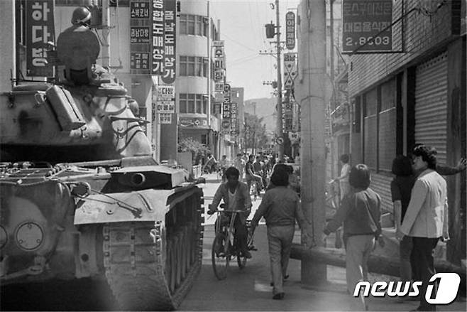 지난 2020년 한국일보가 공개한 5·18미공개 사진. 80년 5월 광주 동구 금남로 한 골목에 계엄군의 탱크가 들어오고 있다.ⓒ News1DB
