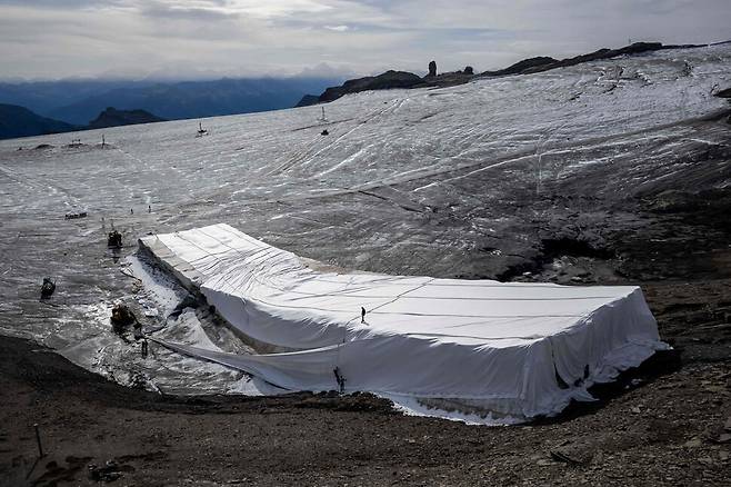 2022년 9월13일 스위스 알프스산의 관광명소 글래시어3000 리조트 앞에 만년설과 빙하가 녹아내리는 것을 막기 위한 거대한 장막이 덮여 있다. AFP 연합뉴스