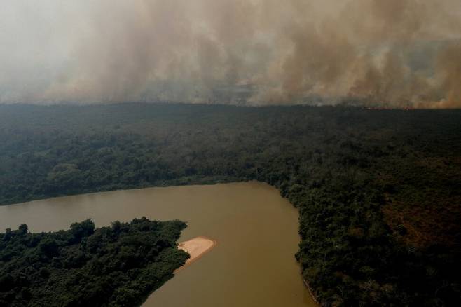 2020년 8월 브라질에 있는 세계 최대 침수초원인 판타나우 습지의 쿠이아바강 너머 삼림에서 산불이 나 거대한 연기를 뿜어내고 있다. REUTERS 연합뉴스