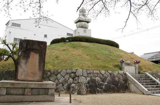 일본 교토에 있는 귀무덤의 모습. 임진왜란 당시 일본군이 도요토미 히데요시의 명에 따라 조선군과 양민을 학살해 그 증거로 코나 귀를 베어낸 뒤 묻은 곳이다. 중앙포토