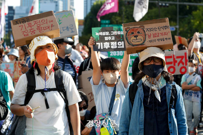 기후정의행동 관계자들과 시민들이 24일 서울시청 일대에서 “기후재난, 이대로 살 수 없다”를 외치며 행진하고 있다./문재원 기자
