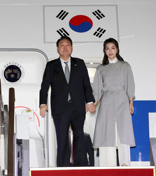 영국, 미국, 캐나다 순방을 마친 윤석열 대통령과 부인 김건희 여사가 24일 경기 성남시 서울공항에 도착해 공군 1호기에서 내리고 있다. 뉴시스
