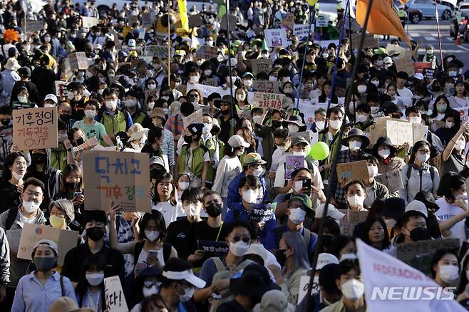 [서울=뉴시스] 김근수 기자 = 기후정의행동 회원들과 시민들이 24일 서울 광화문 일대에서 기후정의행동 행진을 하고 있다. (공동취재사진)  2022.09.24. photo@newsis.com