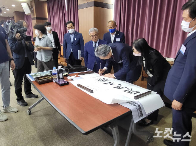 하토야마 유키오 전 일본 총리가 24일  붓글씨로 '여민동락' 쓴 뒤 이학수 정읍시장에 전달했다. 김대한 기자