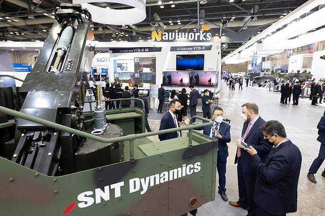SNT 중공업이 개발한 소형전술차량 탑재 120㎜ 박격포를 관계자들이 관람하고 있다. SNT 중공업 제공