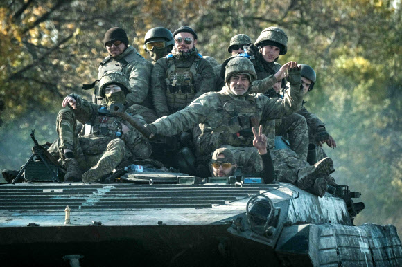 우크라이나 동북부의 하르키우주 전체를 러시아로부터 완전 탈환한 우크라이나 군인들이 19일(현지시간) 노보스테파니브카에서 장갑차를 타고 이동하며 승리의 ‘V’자를 그려 보이고 있다.하르키우 AFP 연합뉴스