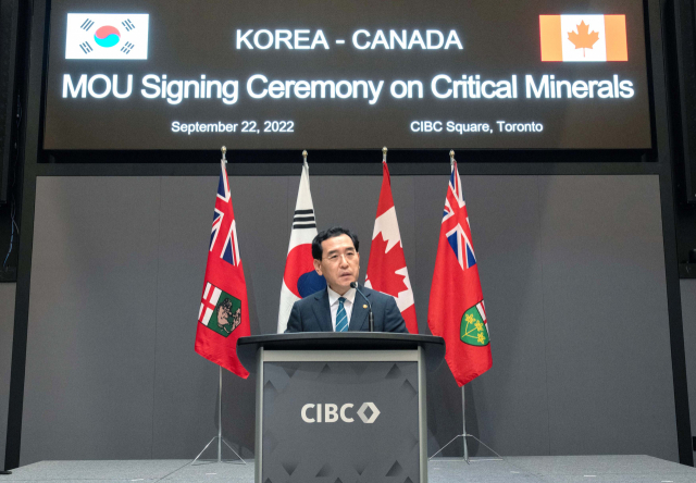 이창양 산업통상자원부 장관이 22일(현지시간) 캐나다 토론토 CIBC 스퀘어에서 열린 '한국-캐나다 간 핵심 광물 협력 업무협약(MOU) 체결식'에 참석해 축사하고 있다. 사진제공=산업통상자원부