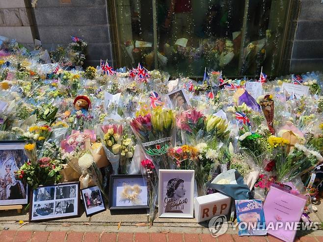 홍콩의 엘리자베스 2세 영국 여왕 추모 헌화 [촬영 윤고은]
지난 13일 홍콩 주재 영국 총영사관 앞을 찾은 엘리자베스 2세 영국 여왕 조문객들이 놓고 간 꽃들. 2022.9.24.