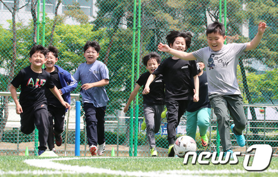 대전 서구의 한 초등학교 운동장에서 학생들이 마스크를 벗고 축구를 즐기고 있다. ⓒNews1 김기태 기자