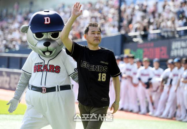 김동주가 25일 잠실야구장에서 열린 KBO리그 레전드 40인 시상식장에 입장하며 관중에 인사를 하고 있다. 잠실 | 최승섭기자 thunder@sportsseoul.com