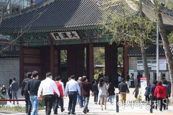 서울 중구 덕수궁 앞에서 시민들이 산책을 하고 있다.사진=문호남 기자 munonam@