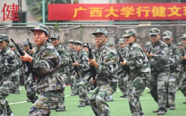 중국의 한 대학 신입생들이 입학 시즌인 9월을 맞아 학교에서 군사 훈련을 받고 있다. 중국은 1980년대 부터 고등학교·대학교 신입생 대상으로 약 2주간의 군사 훈련을 의무적으로 실시하고 있다. 바이두 캡처