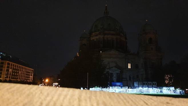 독일 베를린의 관광지 베를린 돔의 조명이 모두 꺼져 있는 모습. 김한솔 기자
