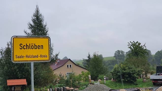 독일 튜링헨주에 있는 에너지 자립 마을인 슐뢰벤. 마을 입구에 마을 이름이 적힌 표지가 세워져 있다. 슐뢰벤은 독일이 탄소중립 정책을 펼치기 전부터 주민 협동조합을 통한 에너지 자립을 이뤘다. 김한솔 기자