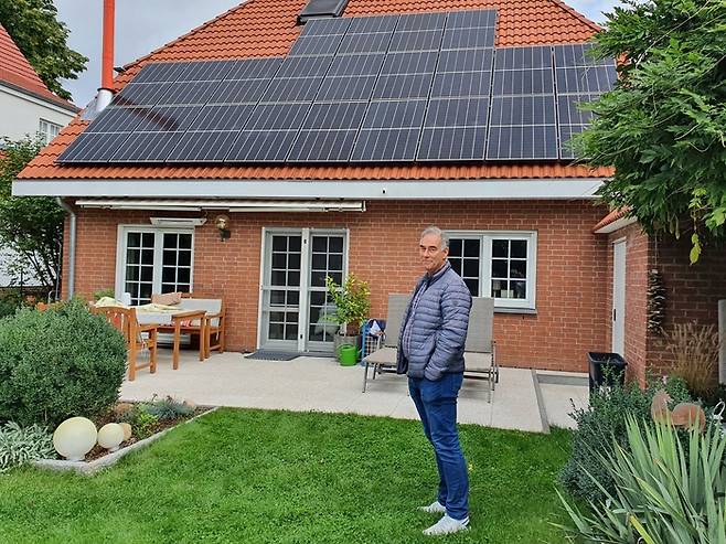 태양광 패널을 설치한 자신의 집 정원에 서서 취재진을 바라보고 있는 크리스티안 젠프트레벤. 그는 지난 5월 8.69kWp 규모의 태양광 발전소를 설치했다. 김한솔 기자