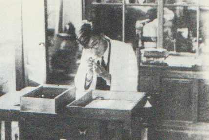 개성 송도교보 교사 시절 나비 표본을 관찰하는 석주명. 식민지 학자의 고민이 그의 삶 속에 드러난다.