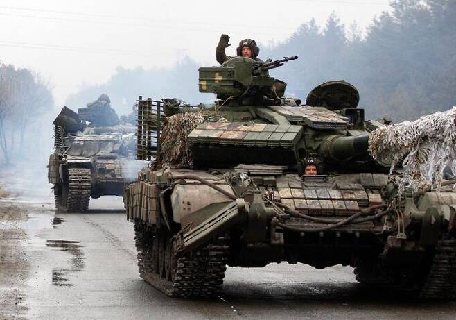 우크라이나 군인들이 T-72 전차를 몰고 전선으로 향하고 있다. 세계일보 자료사진