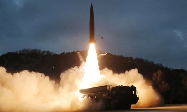 북한이 지난 1월27일 KN-23 계열로 추정되는 단거리 탄도미사일을 발사하고 있는 모습. 조선중앙통신연합뉴스