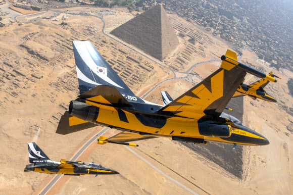 공군특수비행팀 블랙이글스가 피라미드 에어쇼 2022에 참가해 이집트 카이로 인근 피라미드 상공을 비행하고 있다. 2022.8.4 공군 제공