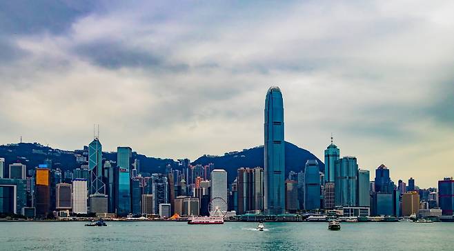 저무는 홍콩, 떠오르는 싱가포르…‘금융허브’ 명성 잃은 홍콩 대책은? / 사진=웨이보