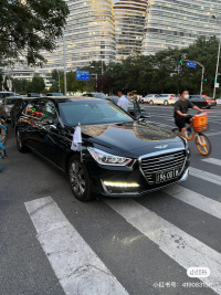 주중한국대사관의 차량이 16일 베이징 왕징 지역의 한 횡단보도에 걸쳐 불법 주차돼 있다. 샤오홍슈 캡처